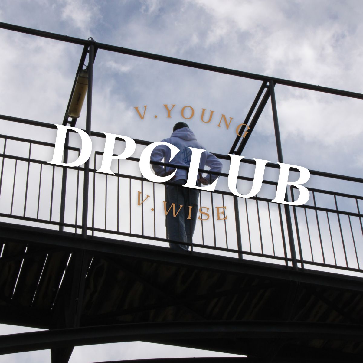 Lletres DPCLUB sobre un pont de ferro
