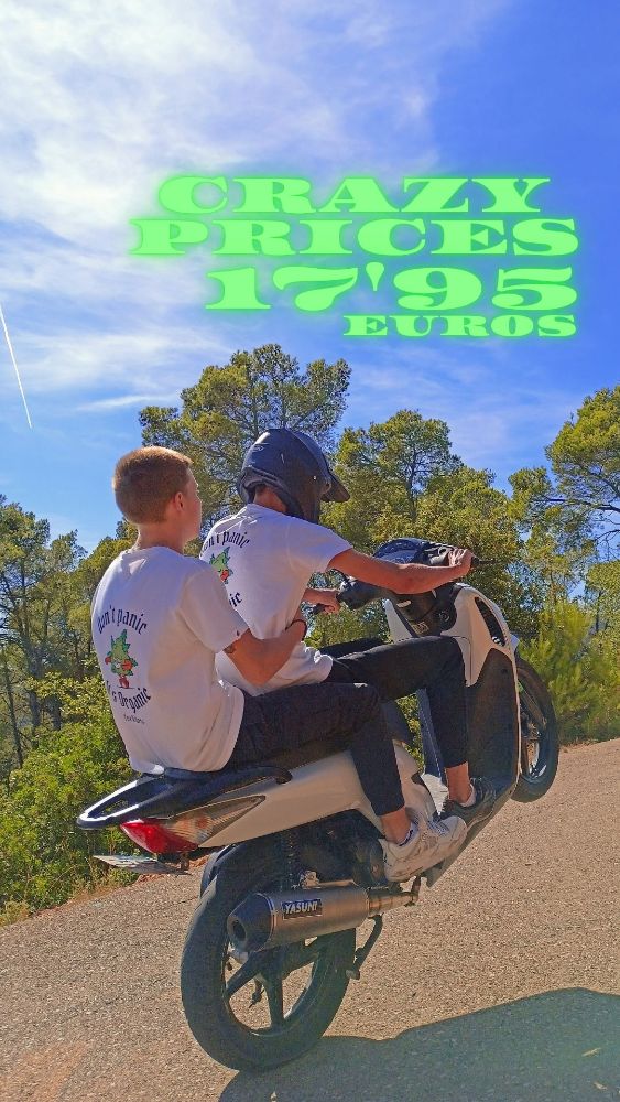 Campanya Fox Rides: dos nois fent un caballito amb moto